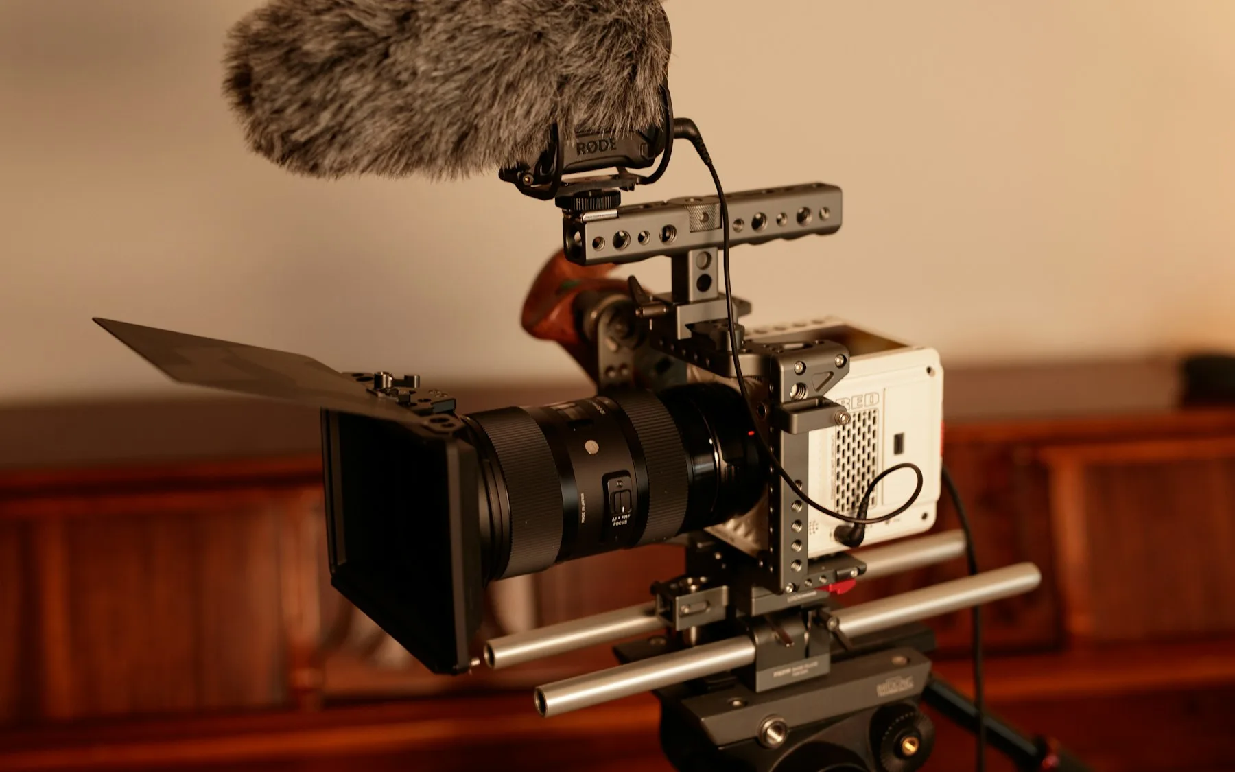 Shotgun cu parazăpadă pe un rig de filmat, mâner deasupra, pe trepied