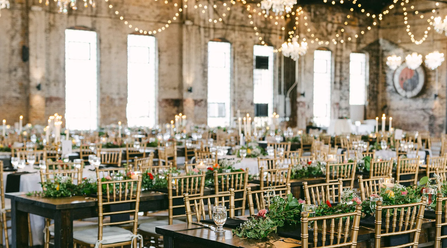 Sală de recepție indoor cu mese și scaune, lumină caldă de eveniment, cadru de fotografiat încăperea