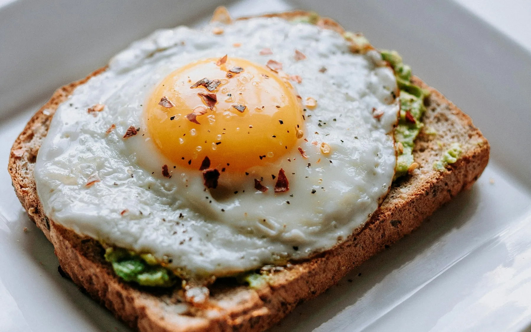 Farfurie cu mâncare lângă o fereastră, lumină naturală de blat, cadru de fotografie de food acasă