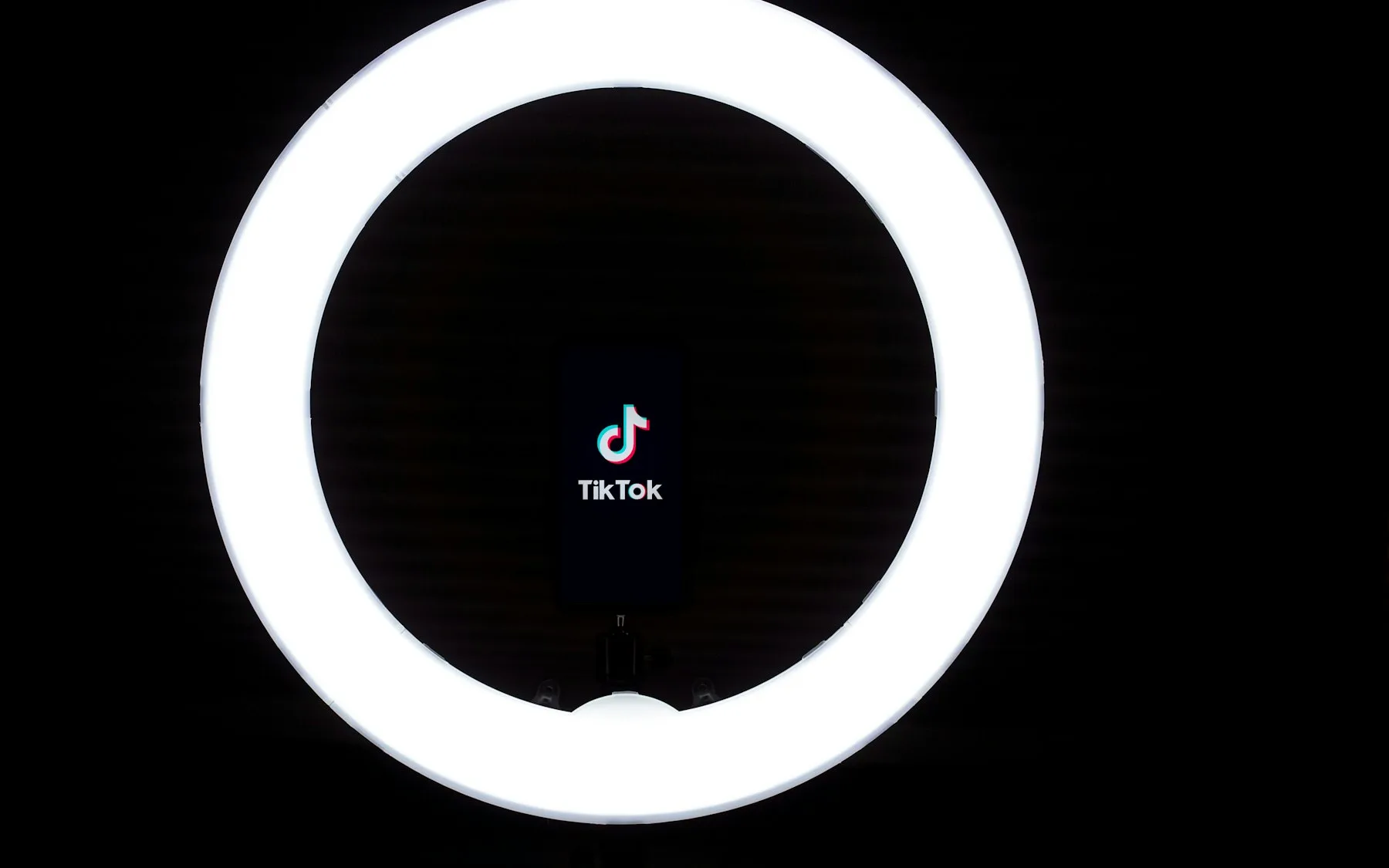 Telefon pe clemă, în inel LED, pentru un clip de față la masă