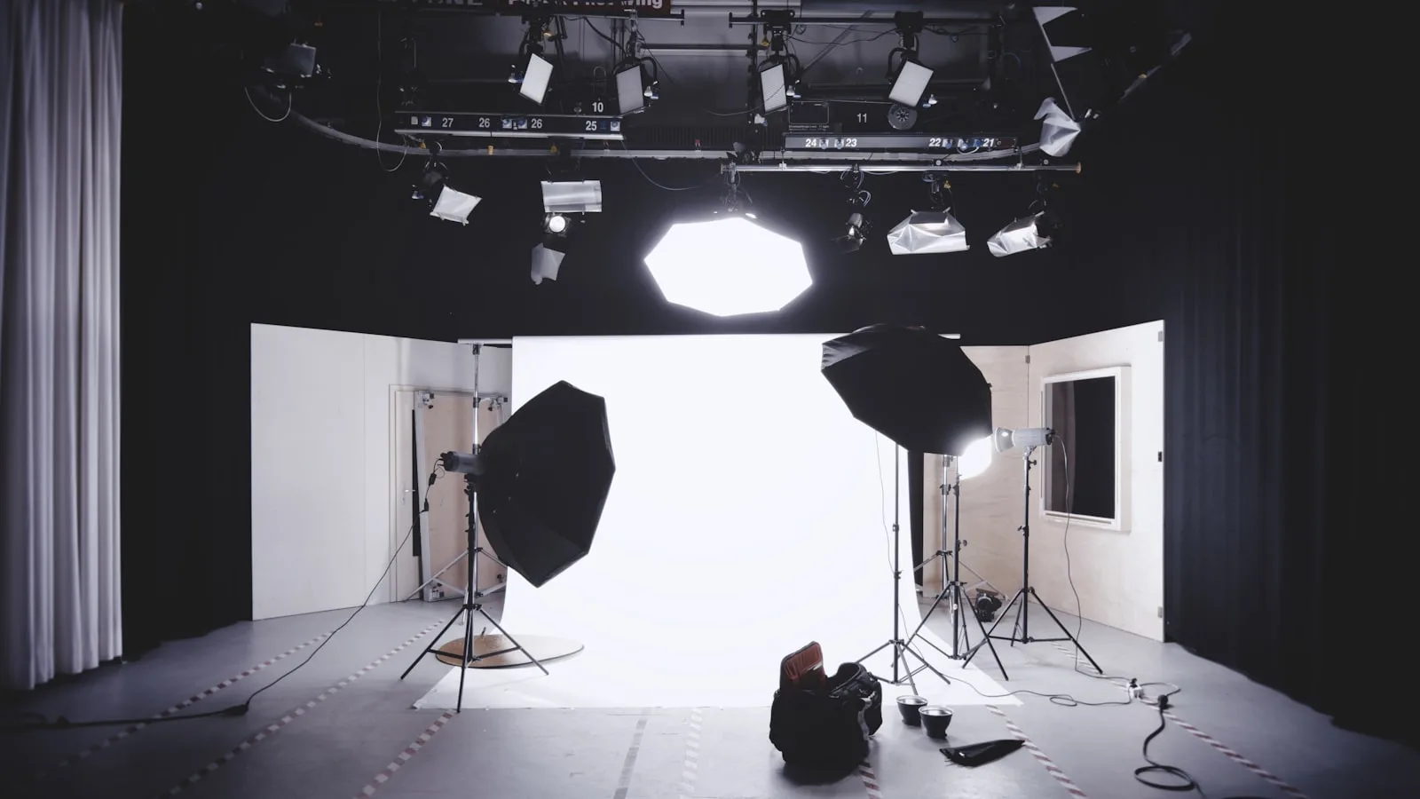 Godox SL60IIBi pe stativ, cu softbox 60x90, pentru filmare de interviu în încăpere